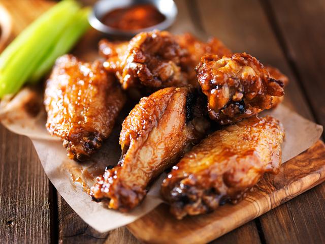 Asinhas de frango com ketchup, mostarda e creme de cebola: como resistir? (Créditos: Shutterstock)