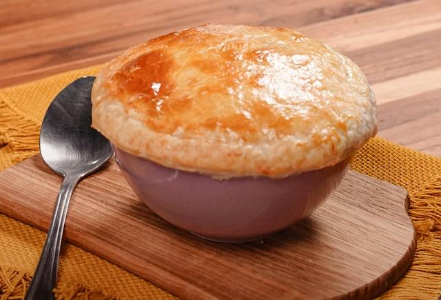 Você NÃO imagina o que é isso! Descubra a receita que está por baixo desta massa DELICIOSA