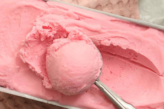 Sorvete caseiro cremoso SEM BANANA: com essa receita você escolhe o sabor de fruta que quiser