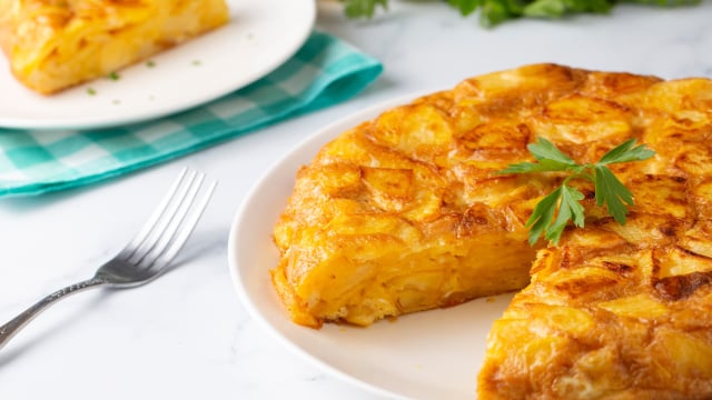 Carmiña, a avó cozinheira: "Para a tortilla firmar bem e não ficar seca, é preciso mexer a batata com o ovo na frigideira."