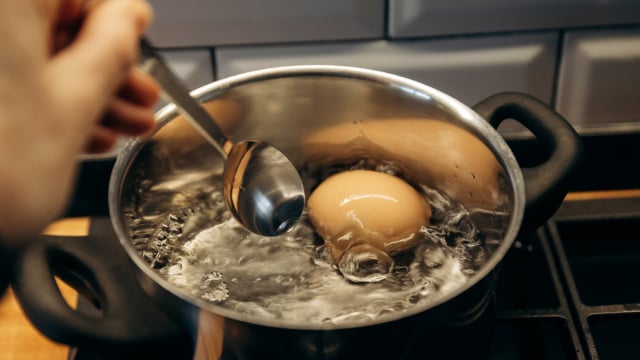Afinal, o ovo cozido começa na água fria ou quente? Entenda de uma vez por todas se essa diferença afeta o resultado final