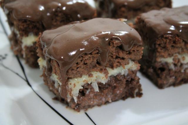 Experimente colocar coco no bolo de chocolate, você vai amar! (Créditos: TudoGostoso)