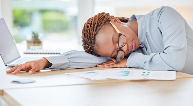 Adeus Burnout: 5 vitaminas que combatem a fadiga extrema e melhoram a saúde mental