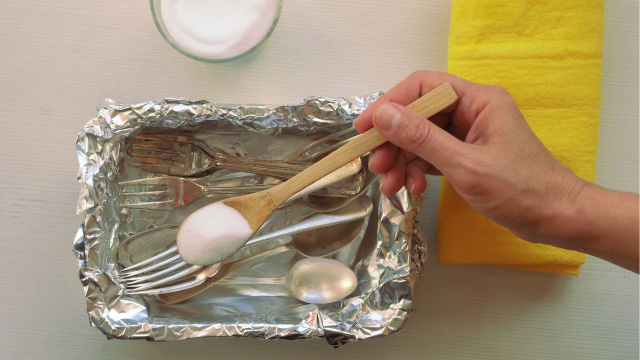 Não uso mais limpa-pratas depois que eu aprendi que basta juntar esses 4 produtos que todo mundo tem em casa para ter peças brilhando