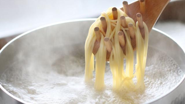 Diga adeus ao macarrão grudento: veja como ferver macarrão do jeito certo, depois que você souber, será útil para a vida toda!