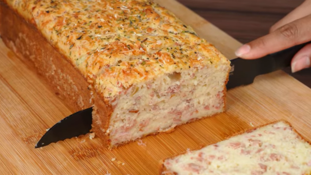 Esse pão delicioso já sai recheado do forno: massa feita no liquidificador fica leve e fofinha