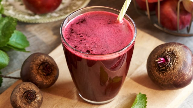 Por que é recomendado fazer suco de beterraba com água de coco? Além de potencializar a hidratação, essa combinação também oferece outros benefícios para a saúde