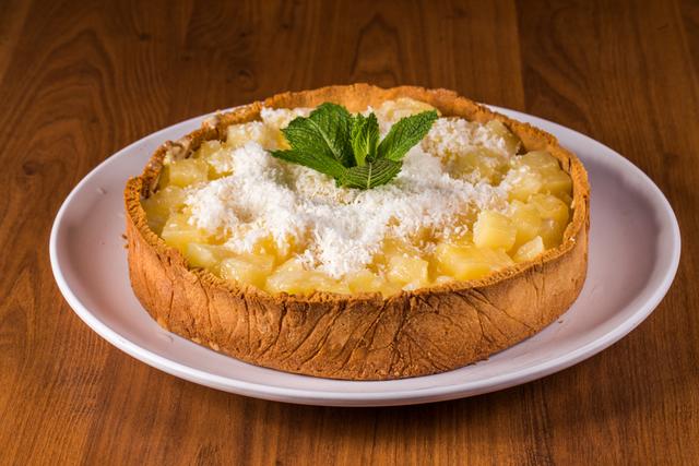 Torta de abacaxi com coco ralado é a sobremesa de verão com gostinho que faz o maior sucesso aqui em casa