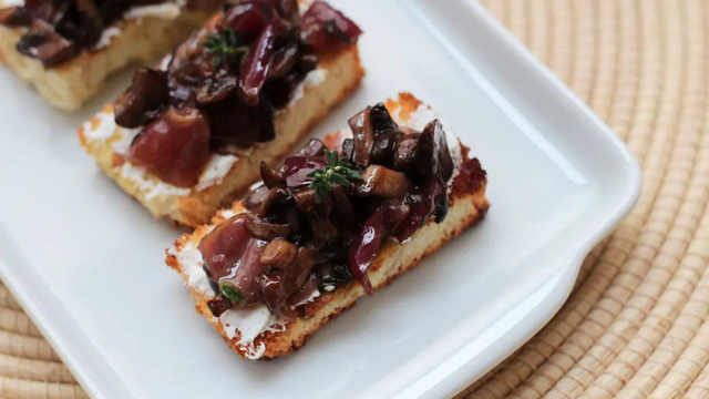 Bruschetta de cogumelos e uva: o petisco perfeito com toque adocicado, impossível comer só um