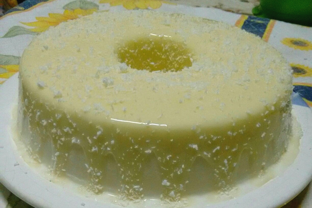 Nada de ovo ou forno no bolo mais fácil do mundo: é só mexer tudo e servir com leite condensado