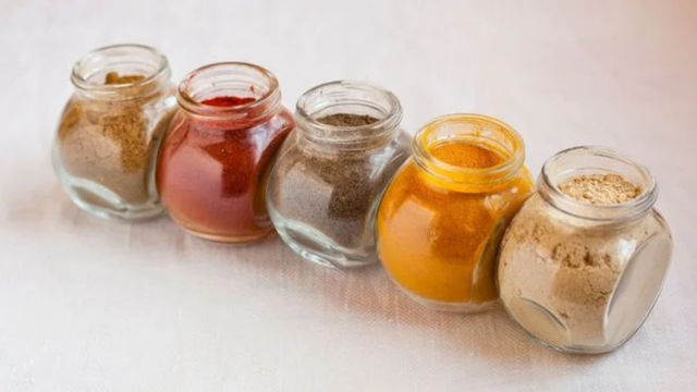 Pouca gente sabe, mas colocar esses 5 temperos em pó no feijão pode reduzir inflamações no corpo e trazer mais benefícios do que você imagina