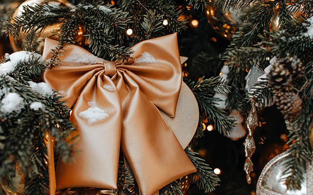 Laço de Natal: 3 jeitos lindos de decorar a sua árvore de Natal com fitas