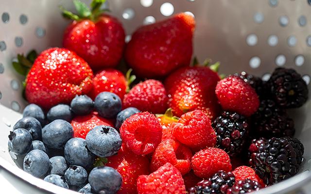 Nem água corrente, nem vinagre: fruta com mais pesticidas que morango precisa ser higienizada corretamente antes de comer!