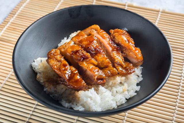 Pare já de comer filé de frango sem graça! Faça essa receita de frango com shoyu agridoce para variar o cardápio