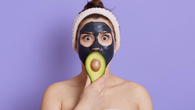 Skincare não é só creme: o que você come pode estragar a sua pele e você tá fazendo isso errado