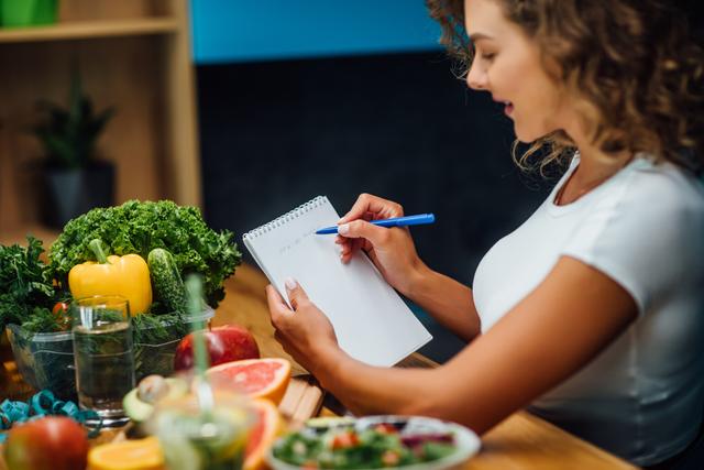 Fruta da mulher 40+: alimento é um tesouro para o corpo se você ingerir polpa, casca e semente; descubra benefícios