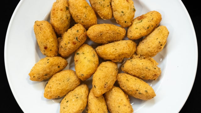 Com ovos, atum e pão ralado: a receita econômica espanhola que rende bolinhos crocantes e muito saborosos (conheça os huevos tontos!)