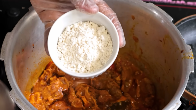 Creme de cebola em pó é o toque mineiro da receita. (créditos: reprodução/youtube)