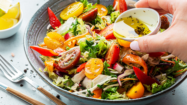 Saladas leves: saiba como preparar uma salada fresca para servir de entrada