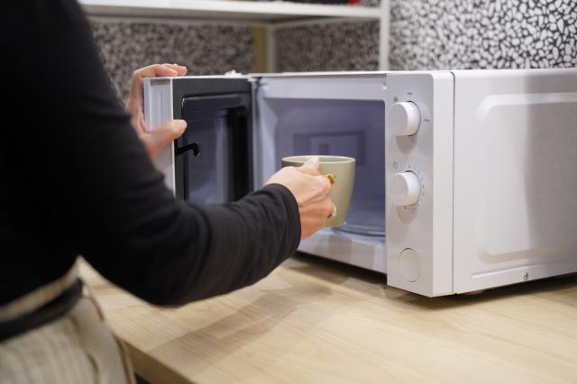 Mantenha o micro-ondas bem longe desses lugares na sua cozinha: saiba onde colocar