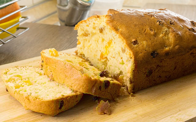Bolo de laranja sem glúten e cheio de fibras: é importante usar a casca da fruta pra receita ficar com aquele gostinho de casa de vó