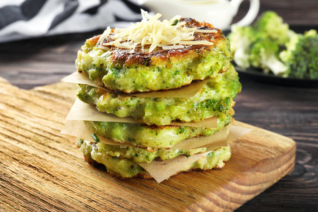 O tipo de receita que deixa o seu jantar com cara de lanche: panqueca de batata com brócolis e queijo (ou frango!)