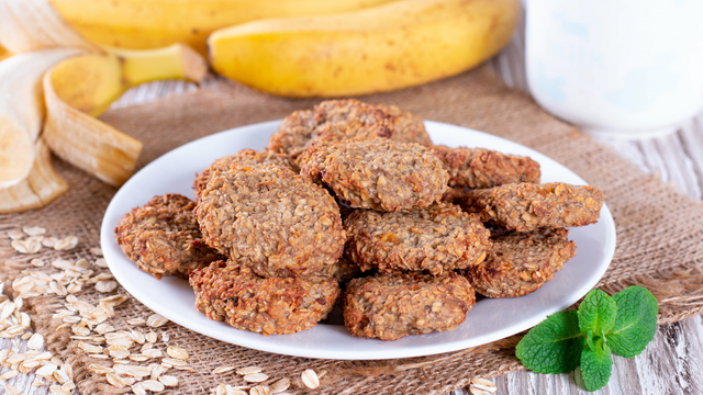 O melhor e mais simples lanche da tarde rápido para um domingo preguiçoso: biscoito de banana com aveia