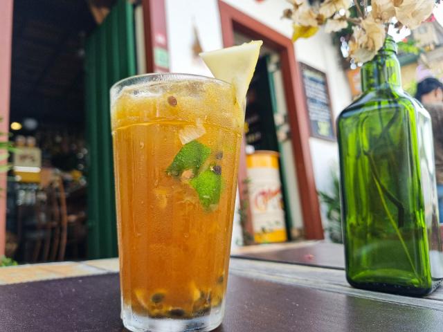 Experimente o coquetel Jorge Amado, feito com limão, maracujá, açúcar e cachaça Gabriela (Créditos: TudoGostoso)