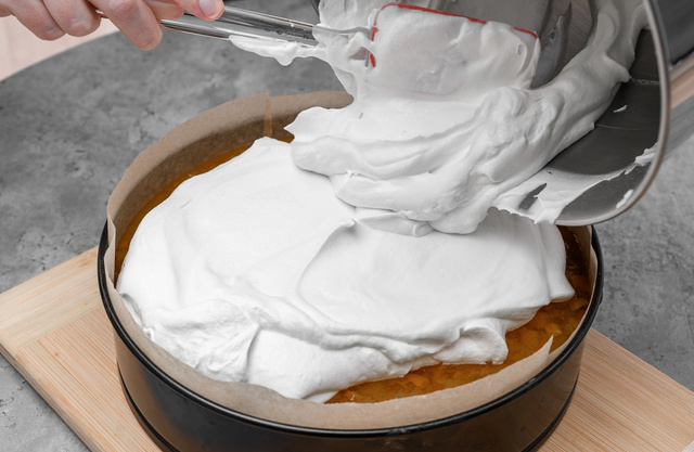 Prepare bolos recheados como um chef com esse creme de confeiteiro simples e delicioso