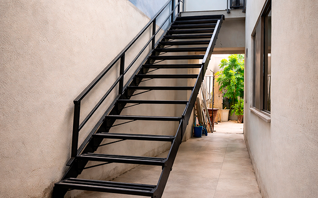 Casa pequena? Um serralheiro de Resende encontrou uma solução inteligente com uma escada retrátil e está chamando atenção pela simplicidade e eficiência