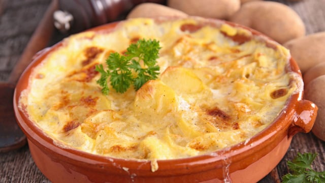 Aprenda como fazer gratinado de batata cremoso e fácil, uma alternativa deliciosa ao purê tradicional para a Páscoa