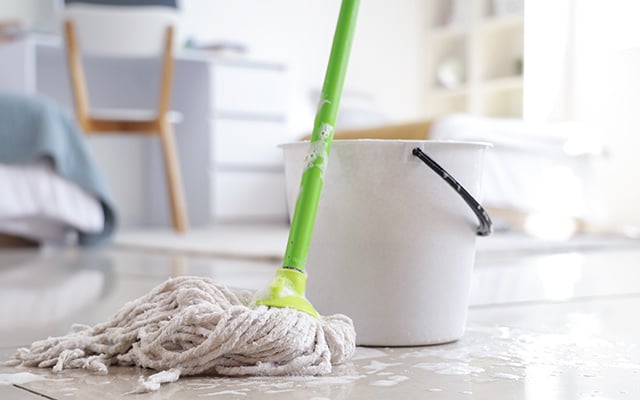 Misturar vinagre na água para limpar os pisos da casa é um truque eficaz?