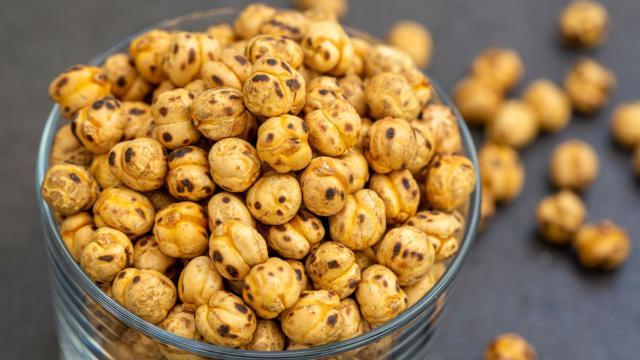 Snack de grão-de-bico na airfryer é tão gostoso que parece até salgadinho! Aprenda a fazer