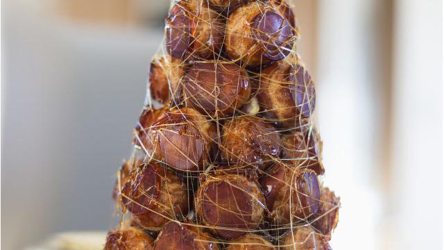 O que é croquembouche? Essa torre de docinhos é uma explosão de sabores e substitui até bolo na França