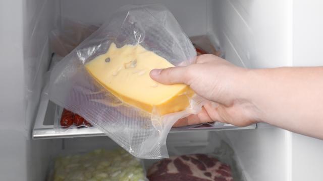 Nunca guarde esses tipos de queijo em potes plásticos e aprenda como conservar o alimento no lugar certo da geladeira (ou fora dela!)