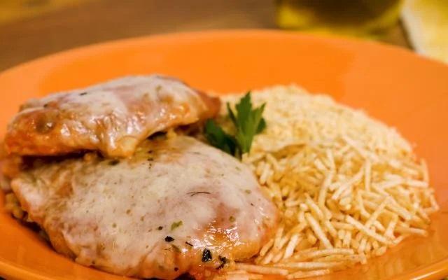 O filé de frango à parmegiana é simples, mas delicioso (Créditos: TudoGostoso)