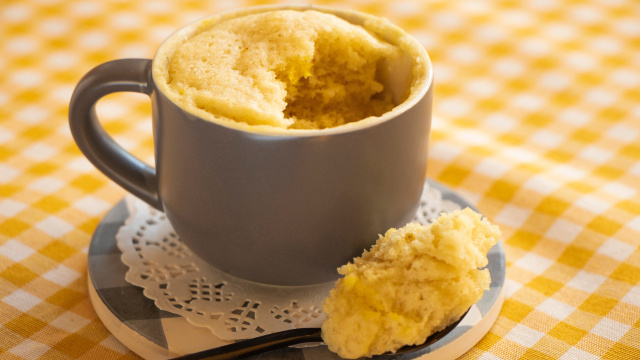 Sem farinha e sem açúcar: como fazer um bolo de limão na caneca em apenas 2 minutos no micro-ondas