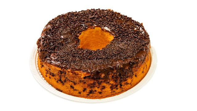 Bolo de cenoura fofinho salpicado com granulado para acompanhar um bom café passado na hora. (Foto: Shutterstock)