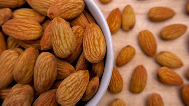 Bastante populares, as amêndoas são ricas em fibras e têm ação antioxidante no organismo (Créditos: Shutterstock)