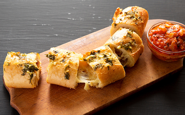 Pão de alho recheado caseiro: receita de vó deixa a massa muito fofinha e saborosa