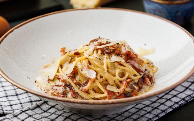 O macarrão à carbonara é uma receita popular da massa (Créditos: TudoGostoso)