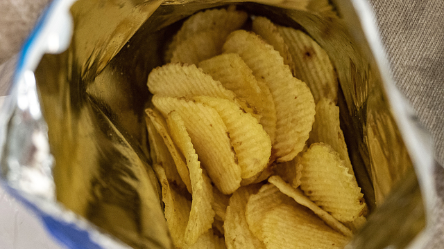 O "ar" nos salgadinhos de batata frita não é ar: existe uma explicação para tanto espaço "vazio" na embalagem