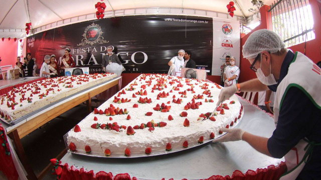 Tentação tamanho gigante! Torta de morango de 500 kg é tradição em festa de Pedra Azul