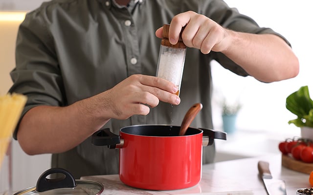 Como tirar o excesso de sal da comida que passou do ponto: 3 truques fáceis que aprendi no TudoGostoso