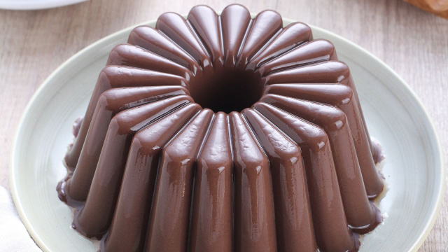 O flan de chocolate é um doce geladinho ideal para o Dia dos Pais (Créditos: Shutterstock)