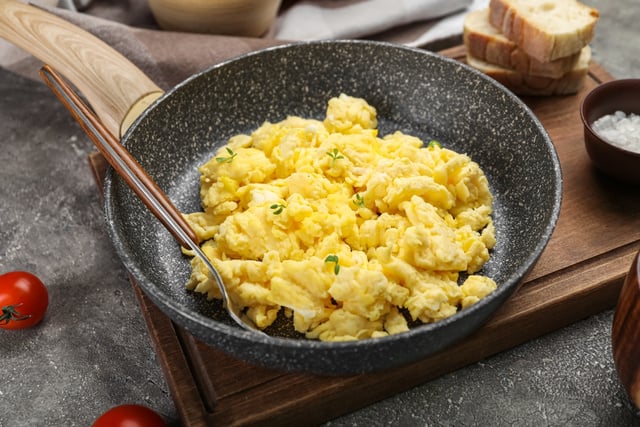 Café da manhã de hotel em casa: TudoGostoso revela o ingrediente que deixa os ovos mexidos mais saborosos e cremosos
