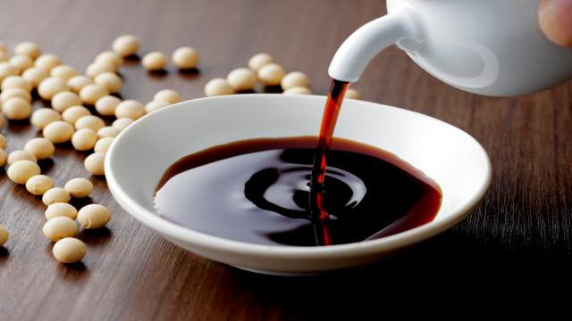 Muito além do sushi: 5 formas inesperadas de usar shoyu na cozinha do dia a dia