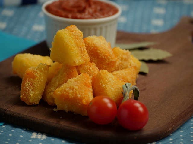 Queijo empanado é o petisco clássico de qualquer happy hour com os amigos (Créditos: Shuttestock)