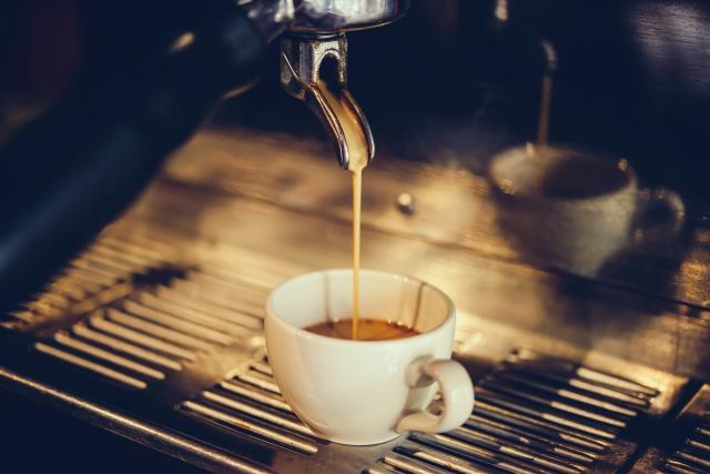 O segredo do expresso perfeito revelado por cientistas: um giro pelo grão, torra, a hora certa de moer e temperatura da água no preparo