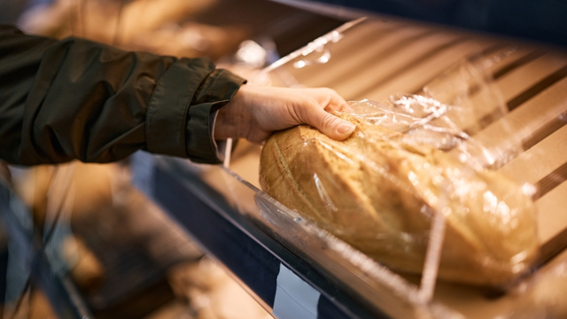 Funcionário de supermercado confessa: é assim que enganamos vocês todos os dias com o preço do pão embalado
